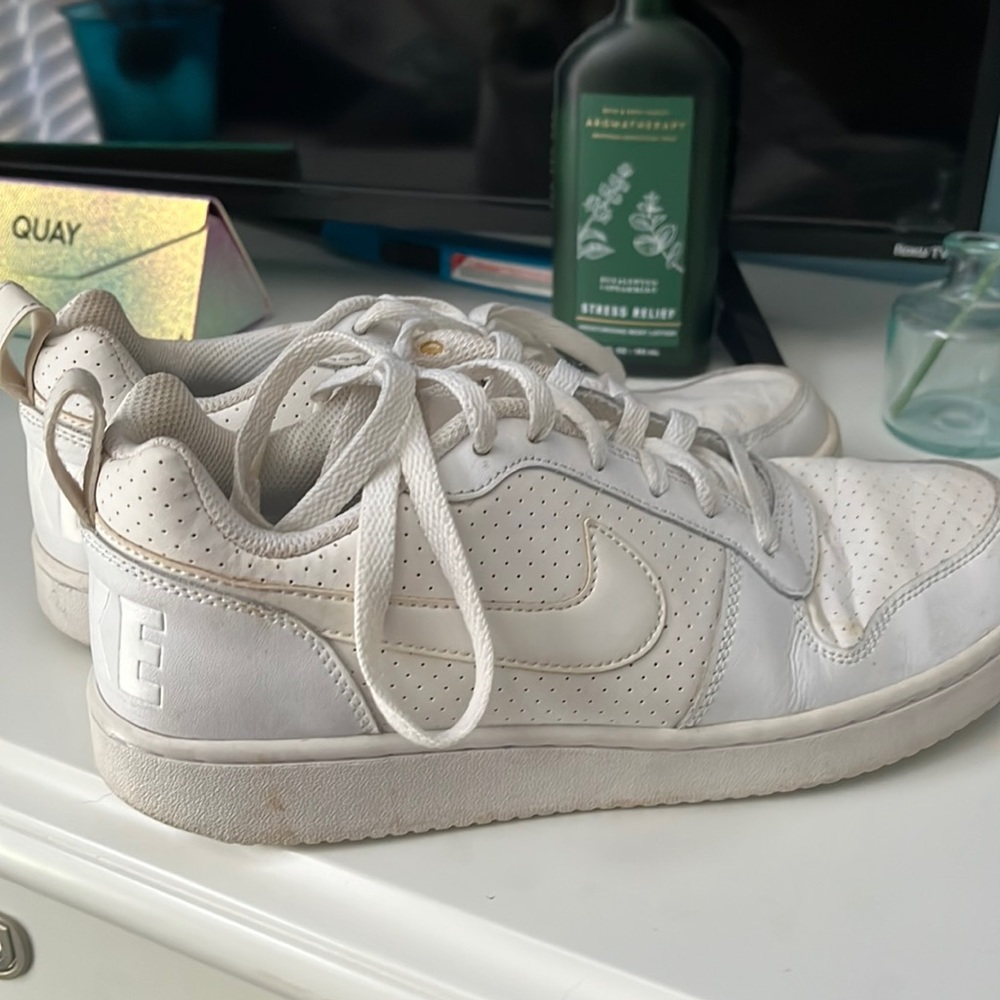 White Nike low top sneakers. Size women’s 9